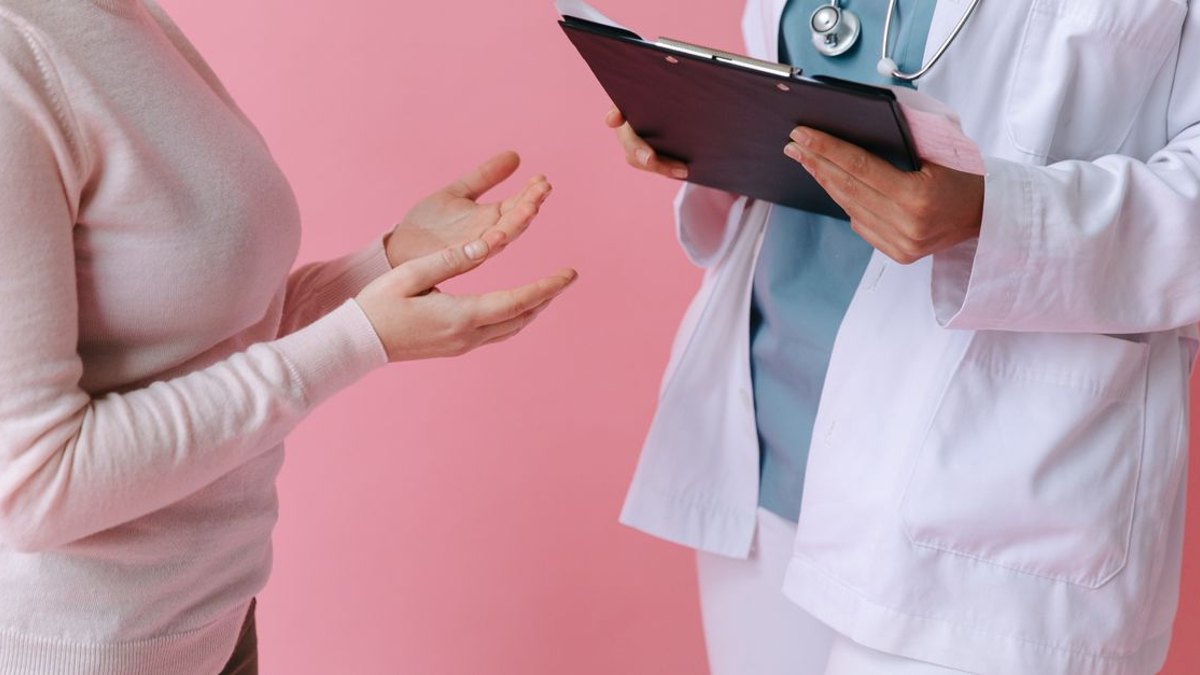 비수술 치료를 충분히 했는데도 나아지지 않으면 어떻게 하나요? — 2 3개월이 하나의 기준입니다 여러 보존적 치료를 최소 2 3개월 시행했는데도 호전이 없다면 재평가가 필요한 시점 입니다(이대서… · 사진: Close-up of a patient consulting a doctor with a clipboard in a…
